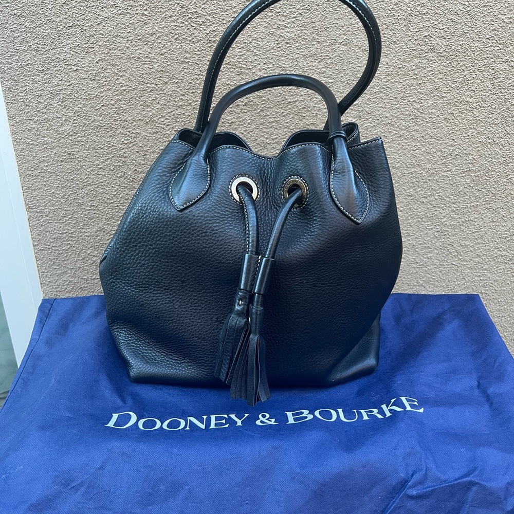 Dooney & Burke drawstring handbag (Black)